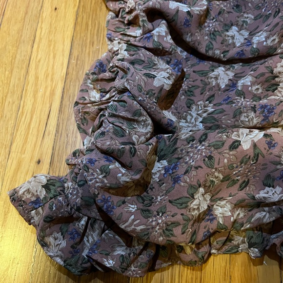 ASTR THE LABEL | Short Sleeve Taupe Ruched Floral Mini Dress - Picture 5 of 7